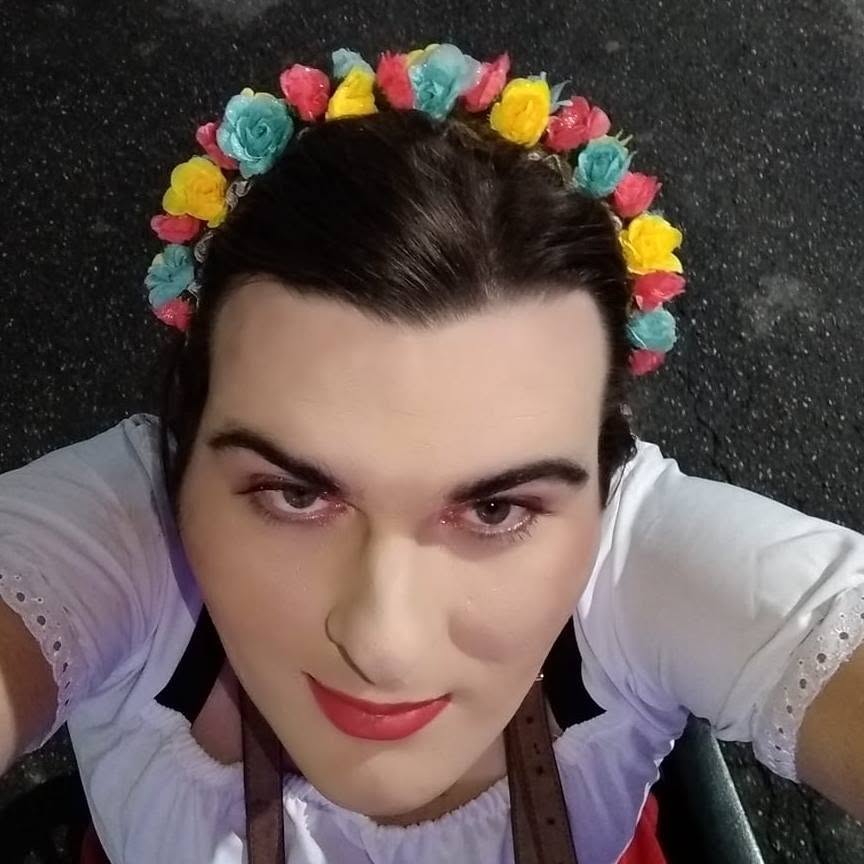 Paloma com coroa de flores coloridas e batom vermelho, fotografada à noite