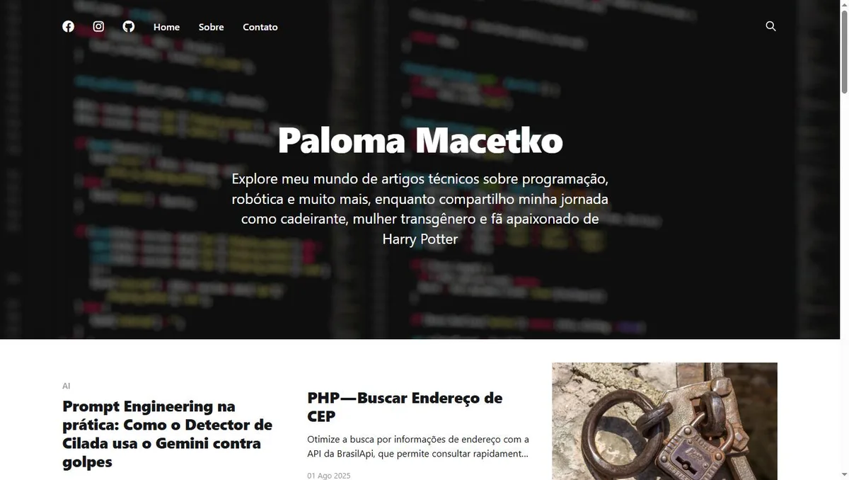 Página inicial do blog de Paloma Macetko, com o título sobre fundo de código e a lista de artigos técnicos abaixo.