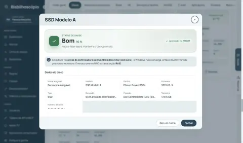 Janela de detalhes de um SSD com status de saúde Bom em 96 %, aprovado no SMART, o aviso de que o disco fica atrás da controladora RAID e os dados do disco com o número de série mascarado.