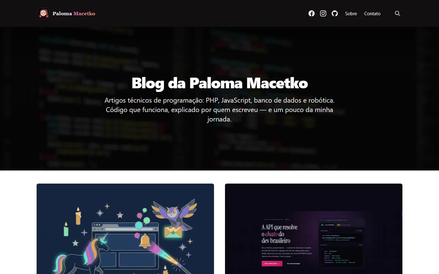 Página inicial do blog de Paloma Macetko, com o título sobre fundo de código e os primeiros artigos.